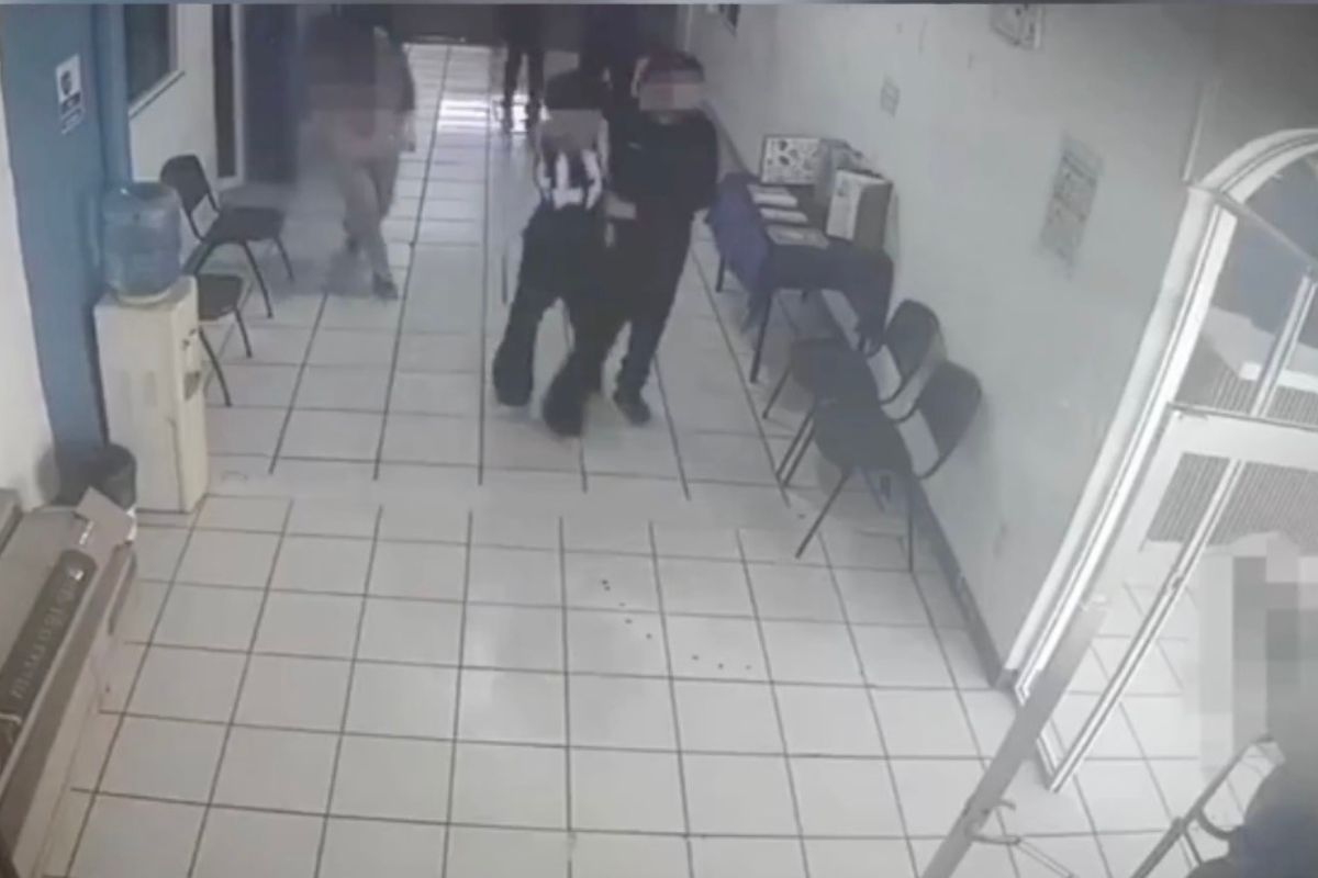 Así fue como estudiantes sometieron y desarmaron a agresor de dos docentes en Michoacan