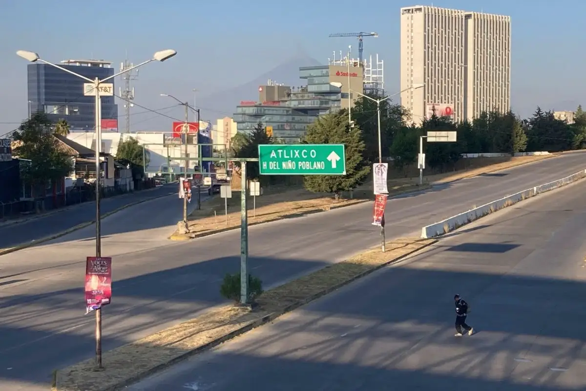 Montachoques en vía Atlixcáyotl intenta agredir a conductor