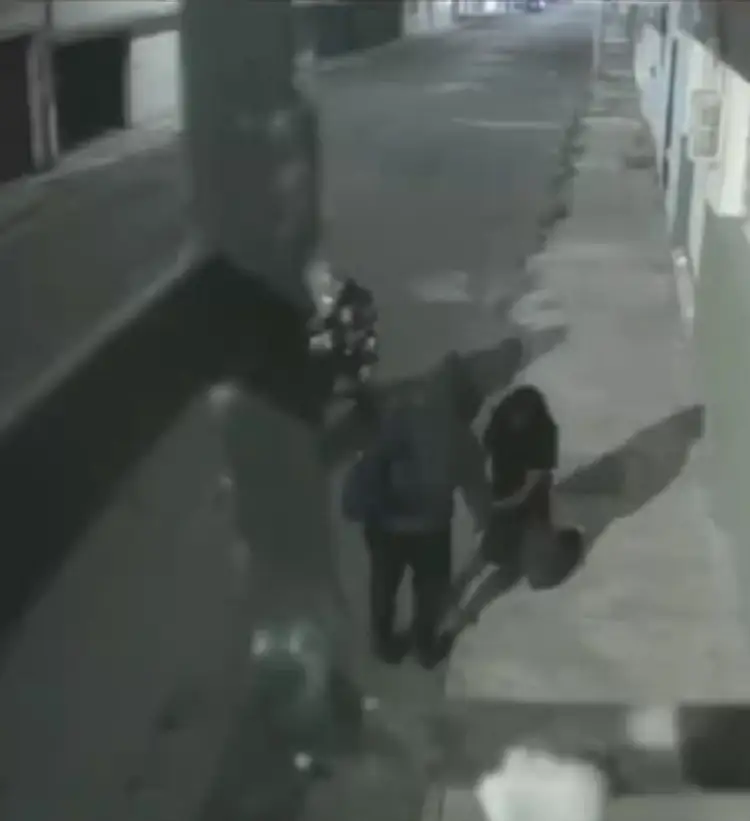 (VIDEO) Rateros asaltan a jóvenes en la 36 Poniente