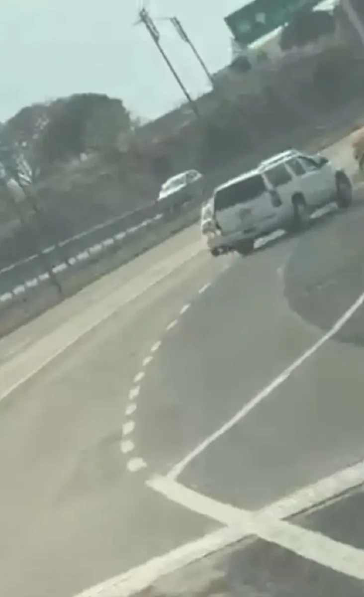 ¡Ten cuidado! Captan a montachoques impactando auto que circulaba en Periférico Ecológico 2 Captan a montachoques en Periférico Ecológico y así operan