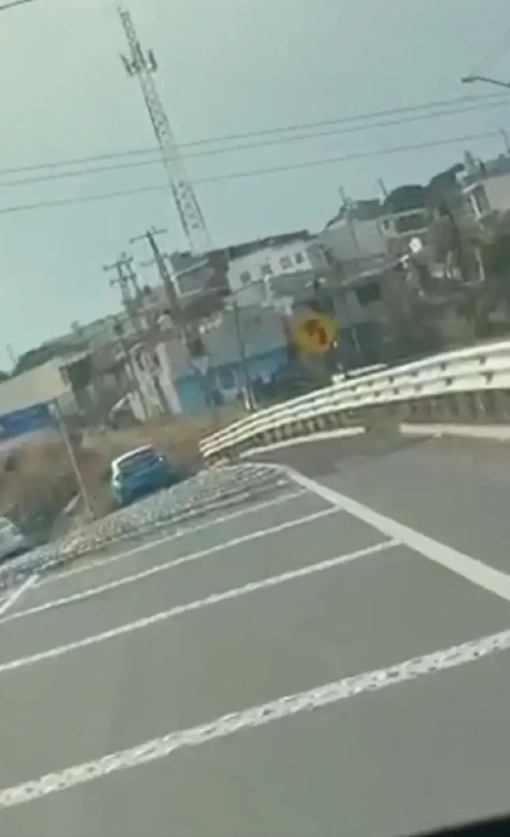 ¡Ten cuidado! Captan a montachoques impactando auto que circulaba en Periférico Ecológico 3 Captan a montachoques en Periférico Ecológico y así operan