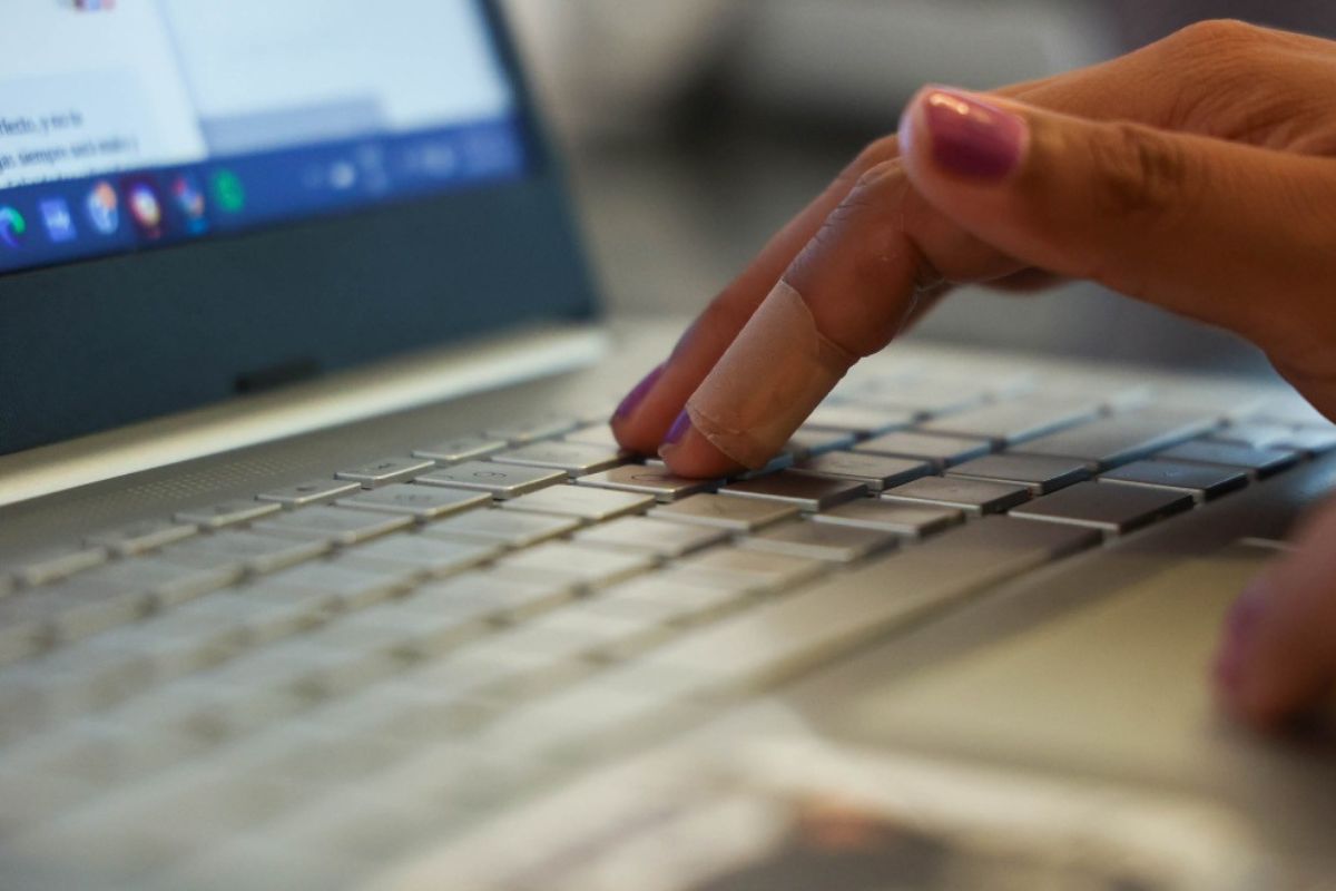 Ministro de la SCJN propone invalidar el delito de ciberasedio en Puebla