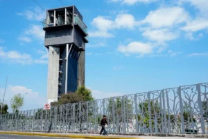 Analizan un  restaurante en las torres del teleférico de Puebla