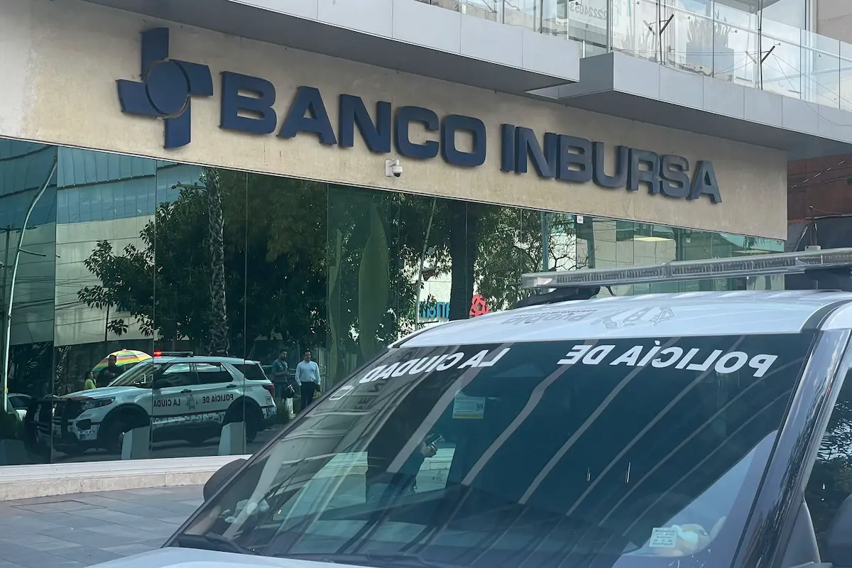 Sujetos armados asaltan a cuentahabiente en Inbursa de la Juárez y huyen con medio millón de pesos