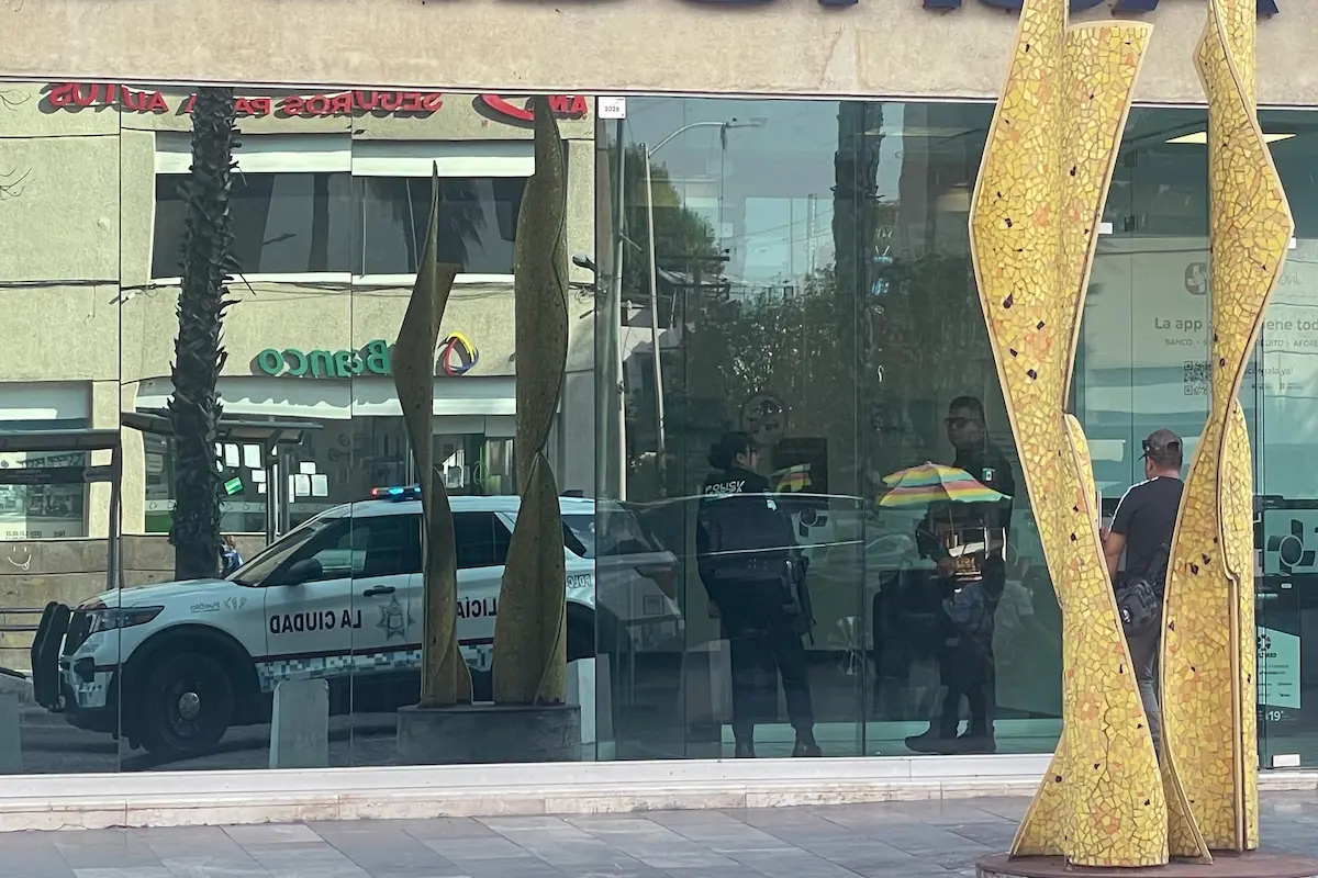 Sujetos armados asaltan a cuentahabiente en Inbursa de la Juárez y huyen con medio millón de pesos