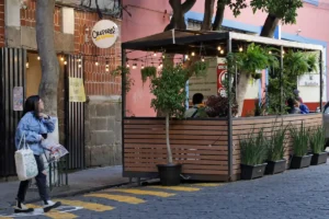 Bares se apropiaron de parklets de Puebla