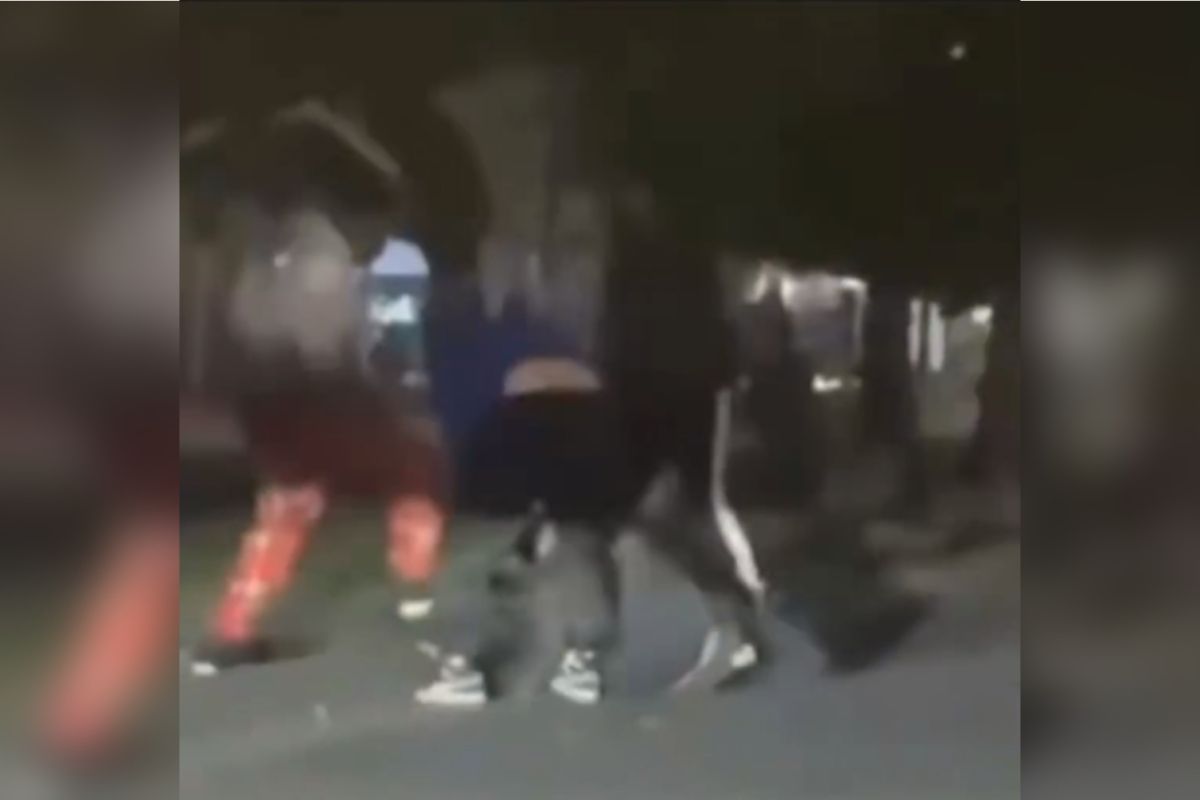 (VIDEO) Golpean a sujeto frente a la Fayuca y lo dejan tirado para luego robarle 3 (VIDEO) Le dan una golpiza en la Fayuca y luego le roban