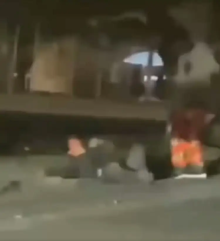 (VIDEO) Le dan una golpiza en la Fayuca y luego le roban