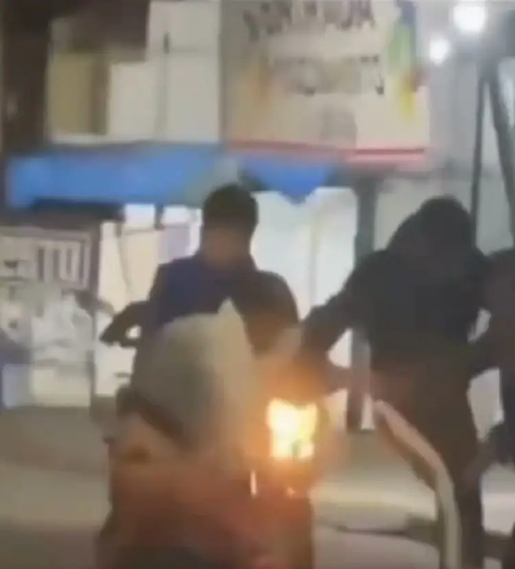 (VIDEO) Le dan una golpiza en la Fayuca y luego le roban