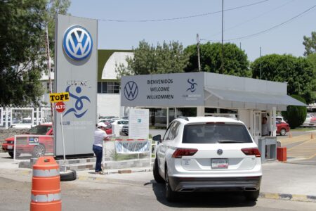 Sindicato de Volkswagen convoca a asambleas para definir aumento salarial y posible huelga en Puebla