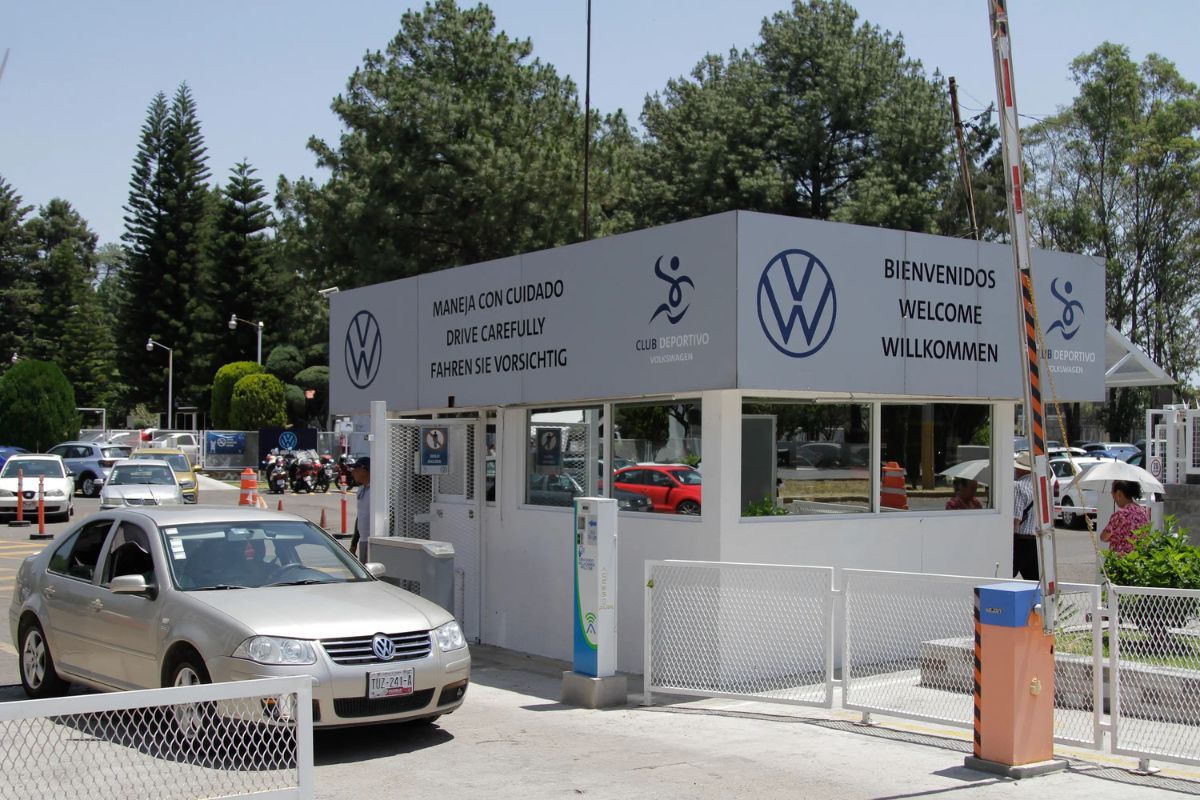 Sindicato de Volkswagen convoca a asambleas para definir aumento salarial y posible huelga en Puebla