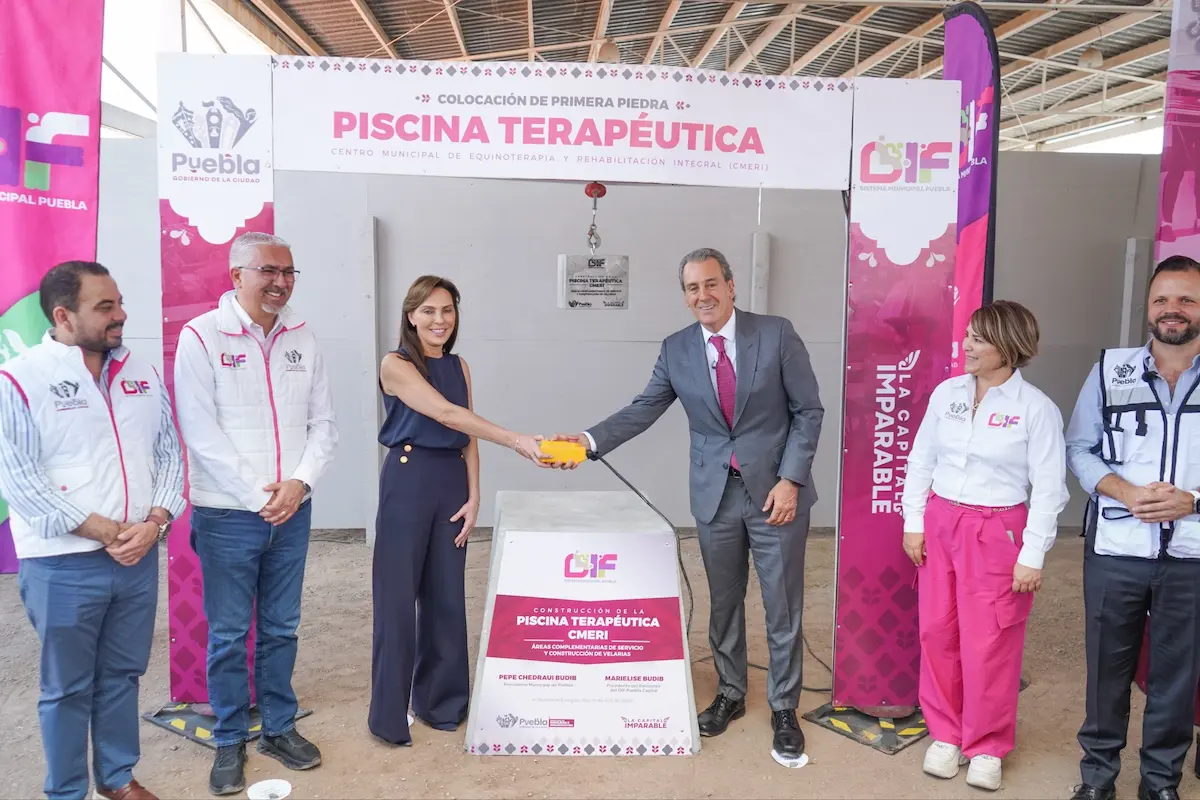 Pepe Chedraui y MariElise Budib colocan primera piedra de la piscina terapéutica del CMERI