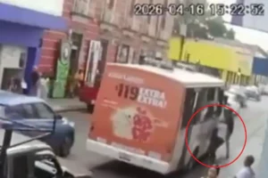 Conductor de la ruta 76 atropella a mujer al intentar abordar