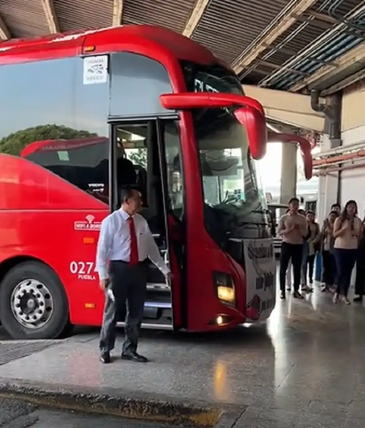 (VIDEO) Dan emotiva despedida a conductor de ADO