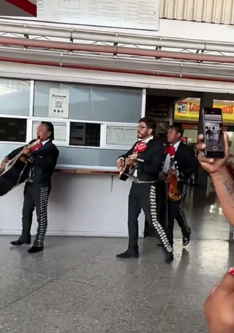 (VIDEO) Dan emotiva despedida a conductor de ADO