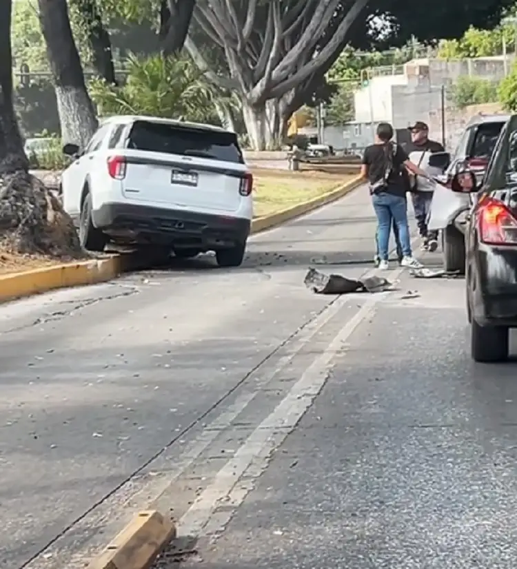 Conductor choca contra árbol en bulevar 5 de Mayo