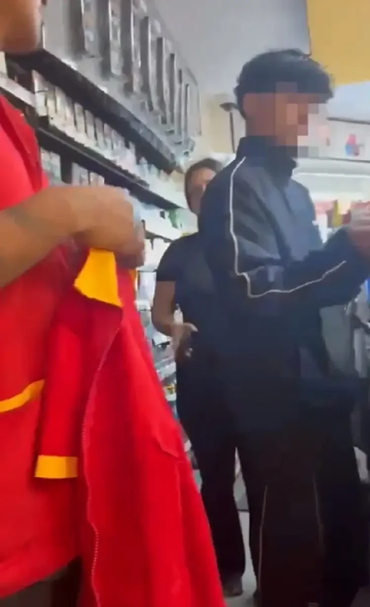 Exhiben a cajera de Oxxo usa tarjeta de clienta que la olvidó