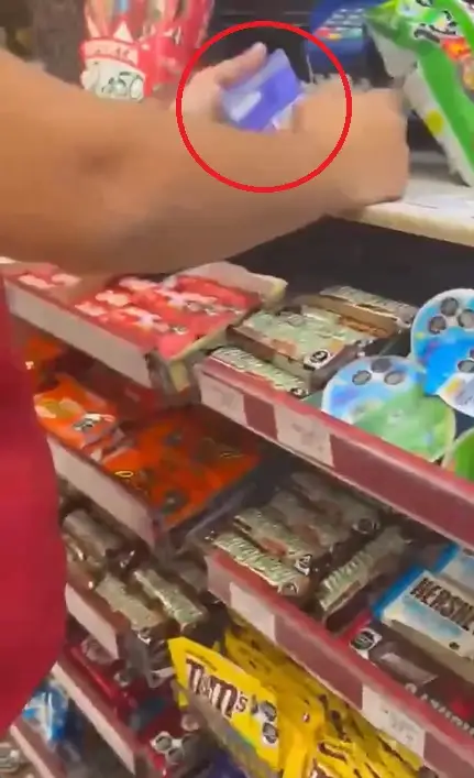 Exhiben a cajera de Oxxo usa tarjeta de clienta que la olvidó