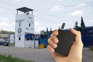 Propone cárcel contra quienes apaguen inhibidores de señal en penales