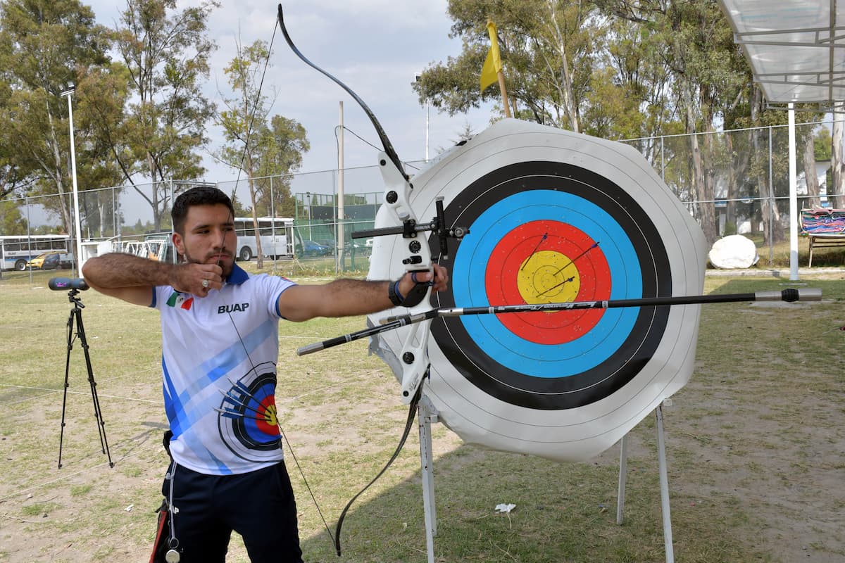Destacan estudiantes BUAP en competencia internacional de tiro con arco