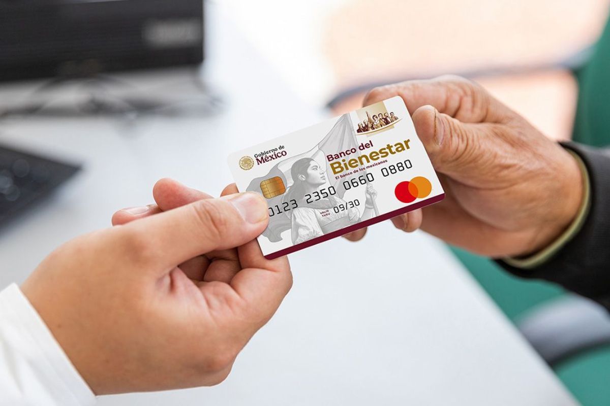 Inicia entrega de tarjetas del Bienestar para mujeres y adultos mayores