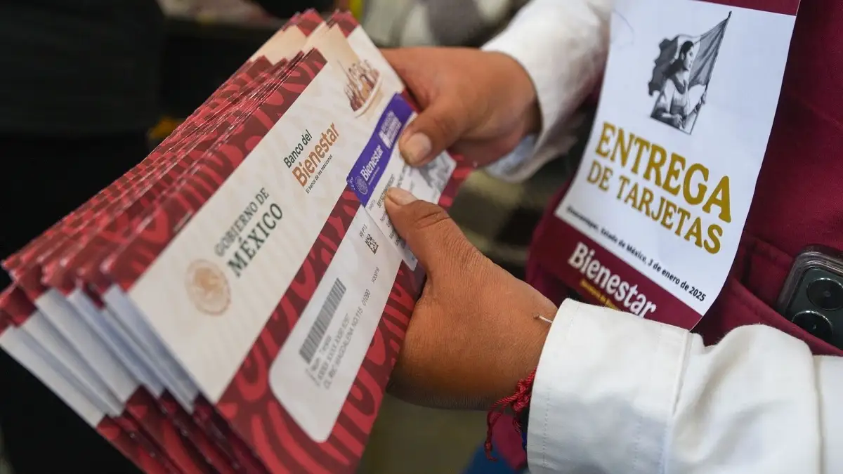 Inicia entrega de tarjetas del Bienestar para mujeres y adultos mayores