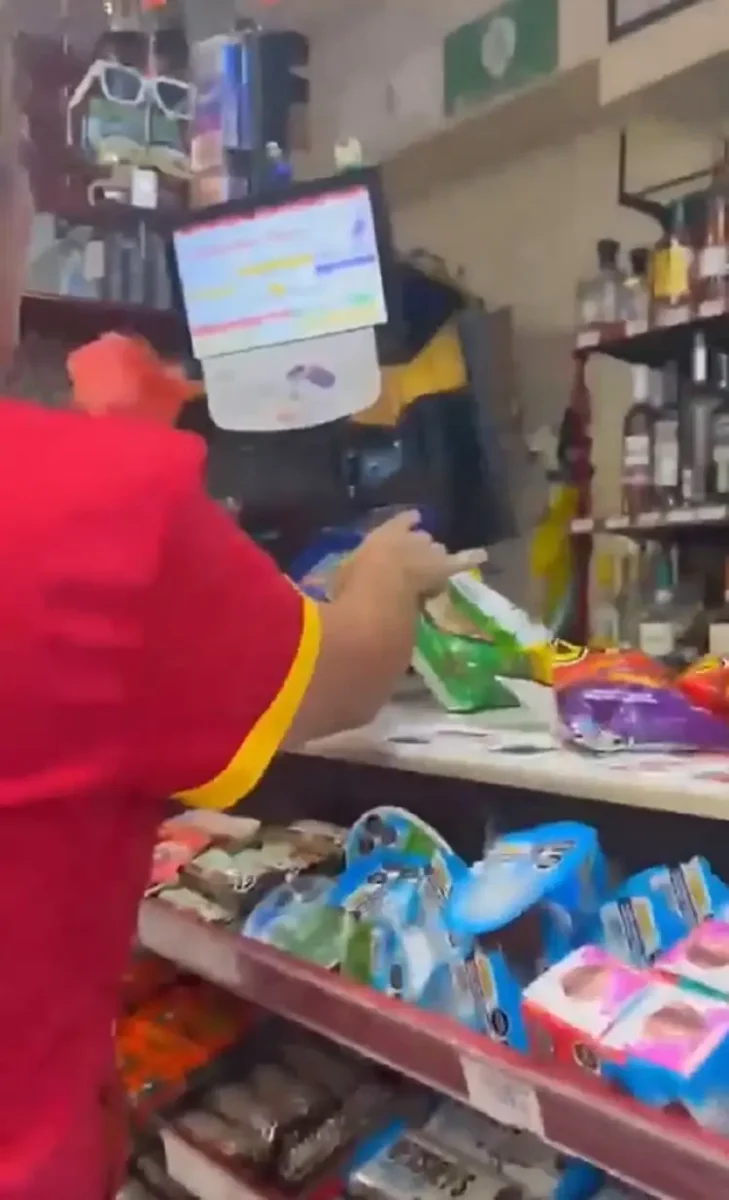 Despiden a empleada de Oxxo por usar tarjeta de clienta