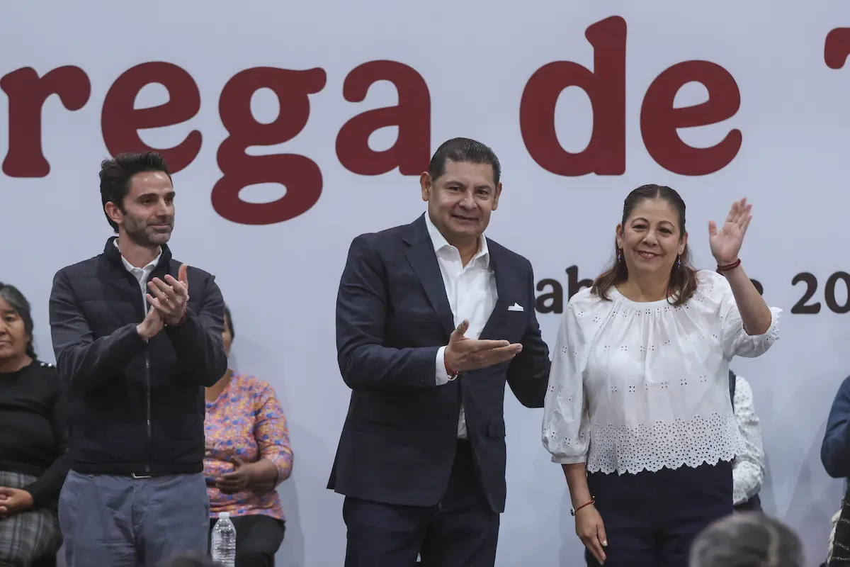 Pide Armenta regular uso del celular en niños de Puebla