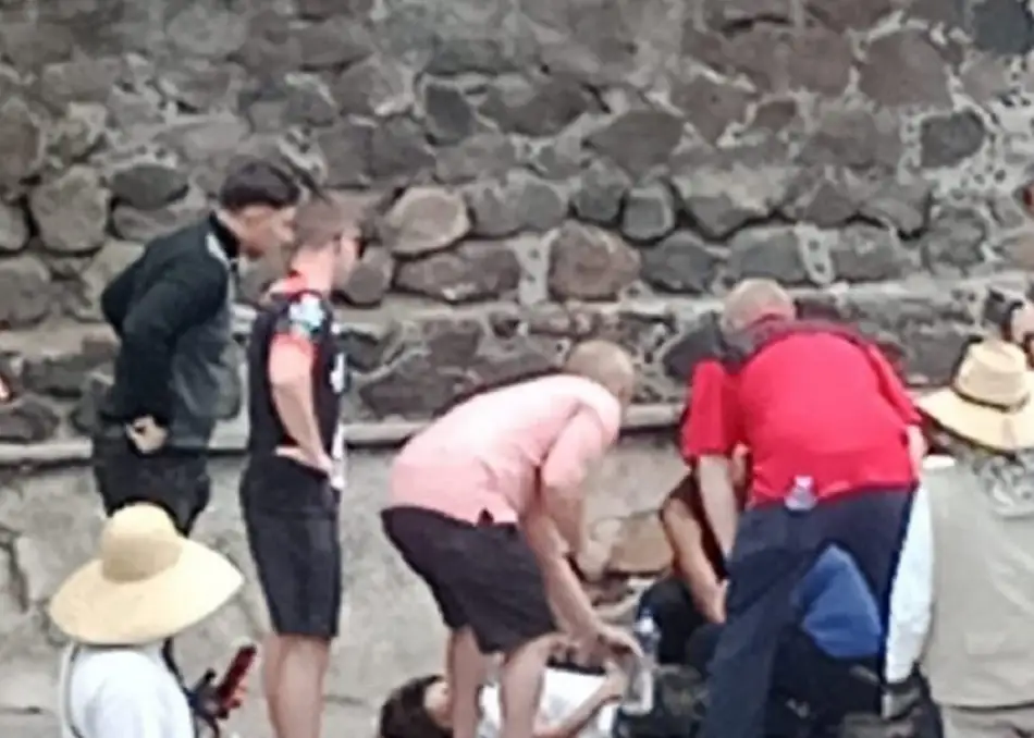 Bombero de Houston en Teotihuacán y doctora ayudan a niño herido