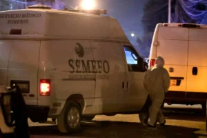 Abandonan un cuerpo en la autopista Siglo XXI