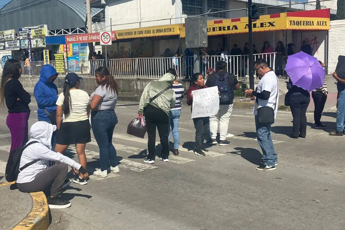 Acusan a conserje de espiar a alumnas en el baño de escuela en Ocoyucan