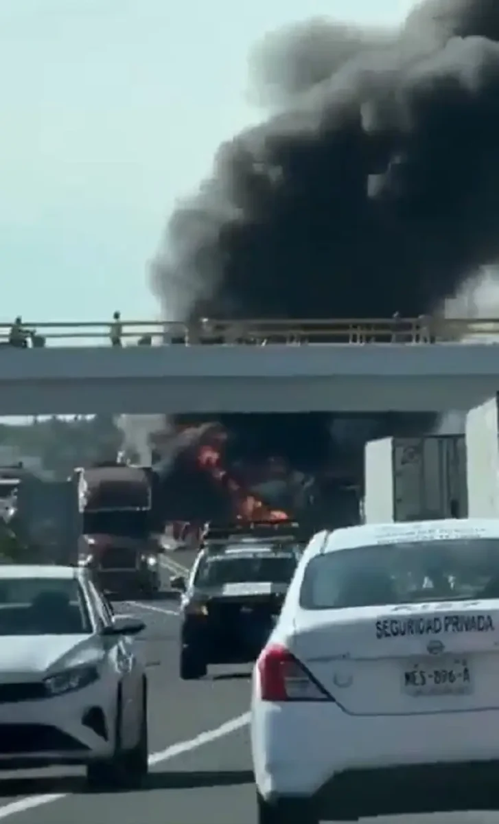 Choque en la Cuacnopalan-Oaxaca: tráiler vuelca y termina incendiado