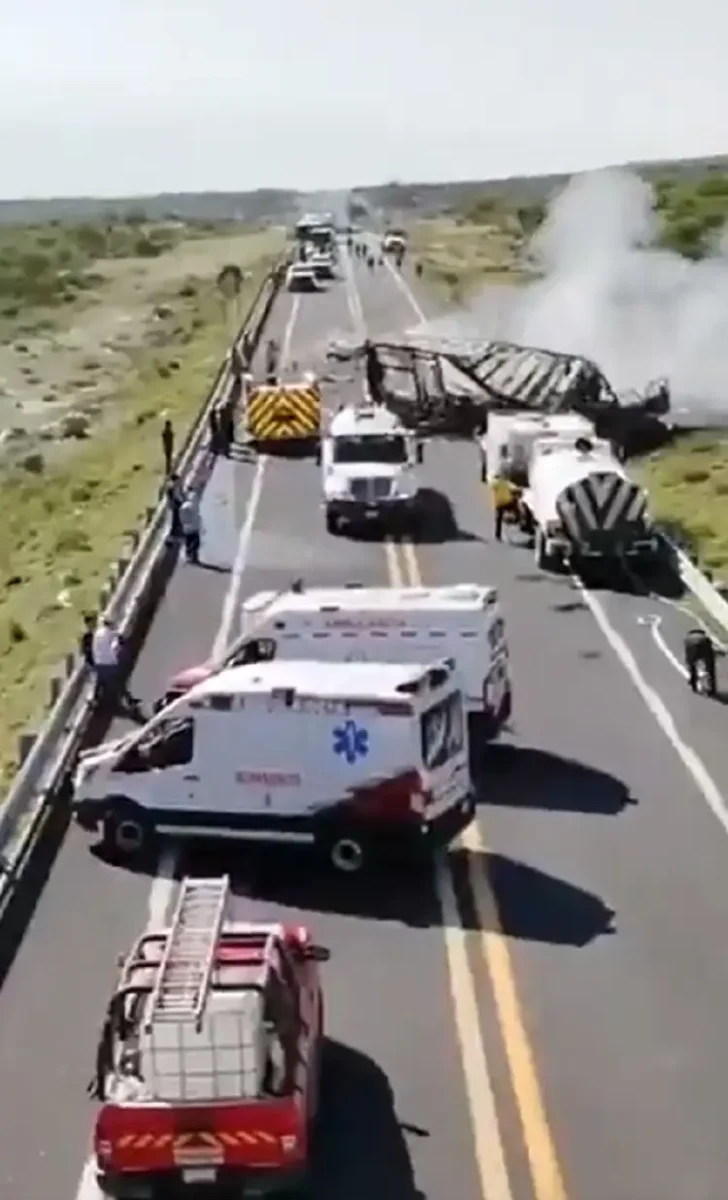 Choque en la Cuacnopalan-Oaxaca: tráiler vuelca y termina incendiado