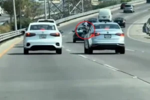 Conductor armado en Periférico Ecológico amenaza a otro