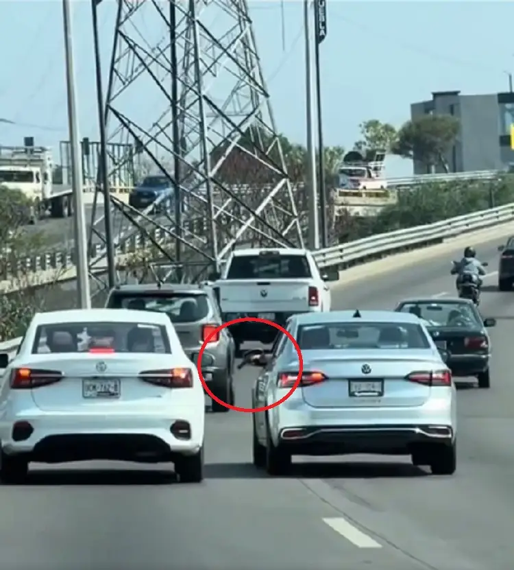 Conductor armado en Periférico Ecológico amenaza a otro