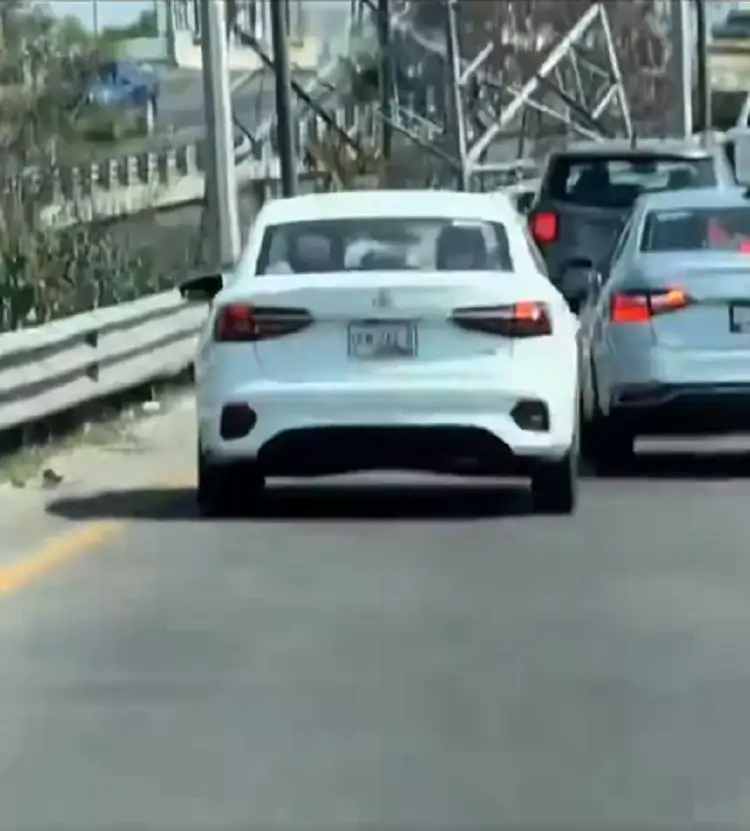 Conductor armado en Periférico Ecológico amenaza a otro