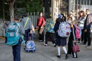 Revisan a alumnos del CENHCH con detectores de metal