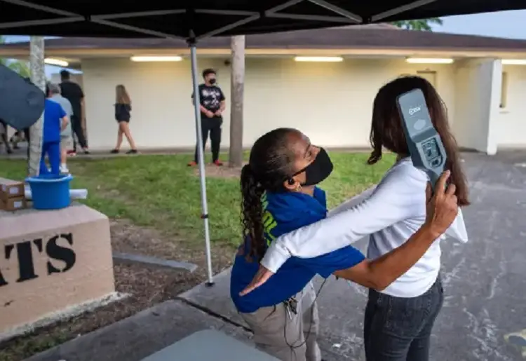 Revisan a alumnos del CENHCH con detectores de metal