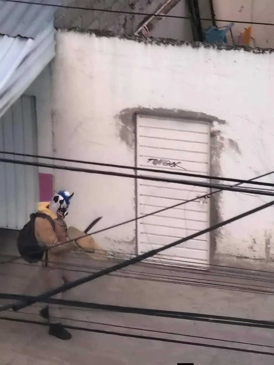Payaso con machete en Puebla es captado en la calle