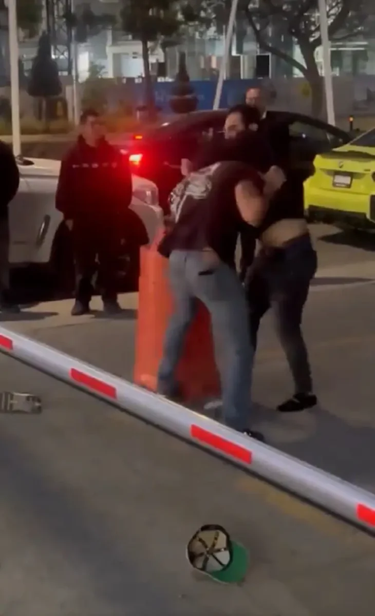 Así fue la pelea afuera de bar en la Estrella de Puebla