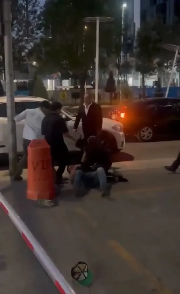 Así fue la pelea afuera de bar en la Estrella de Puebla