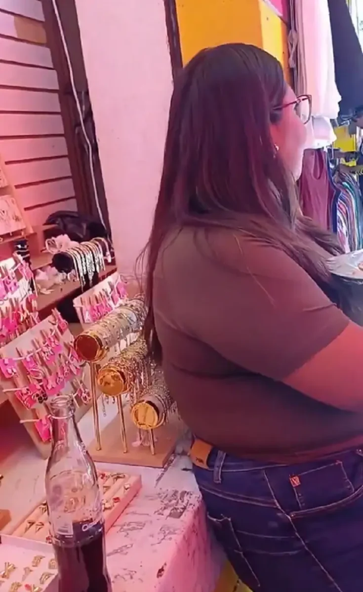 (VIDEO) Nueva Lady Tacos invade puesto para poder comer