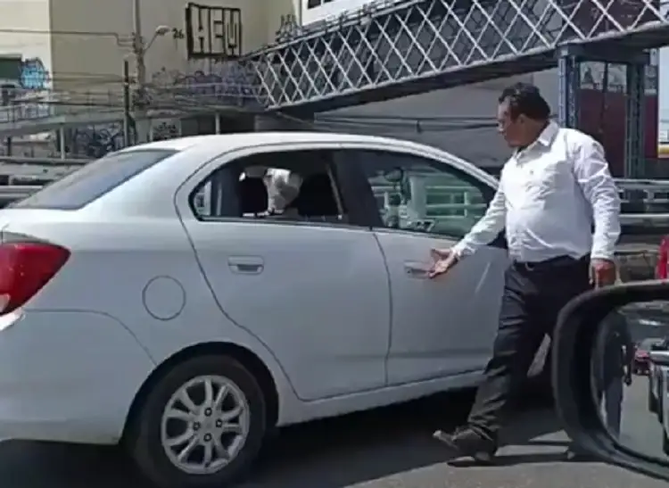 (VIDEO) Taxistas agreden a conductor afuera de la CAPU