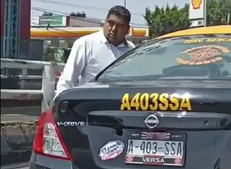 (VIDEO) Taxistas agreden a conductor afuera de la CAPU