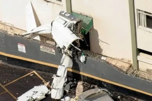 (VIDEO) Avioneta se estrella en Brasil contra un edificio