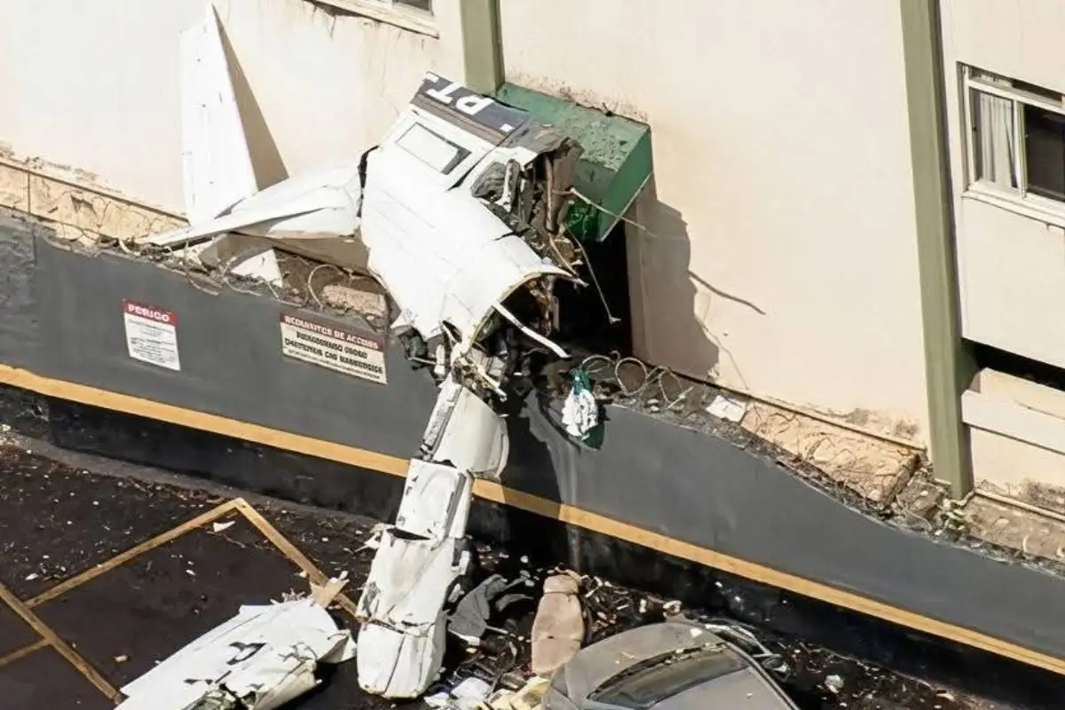 (VIDEO) Avioneta se estrella en Brasil contra un edificio