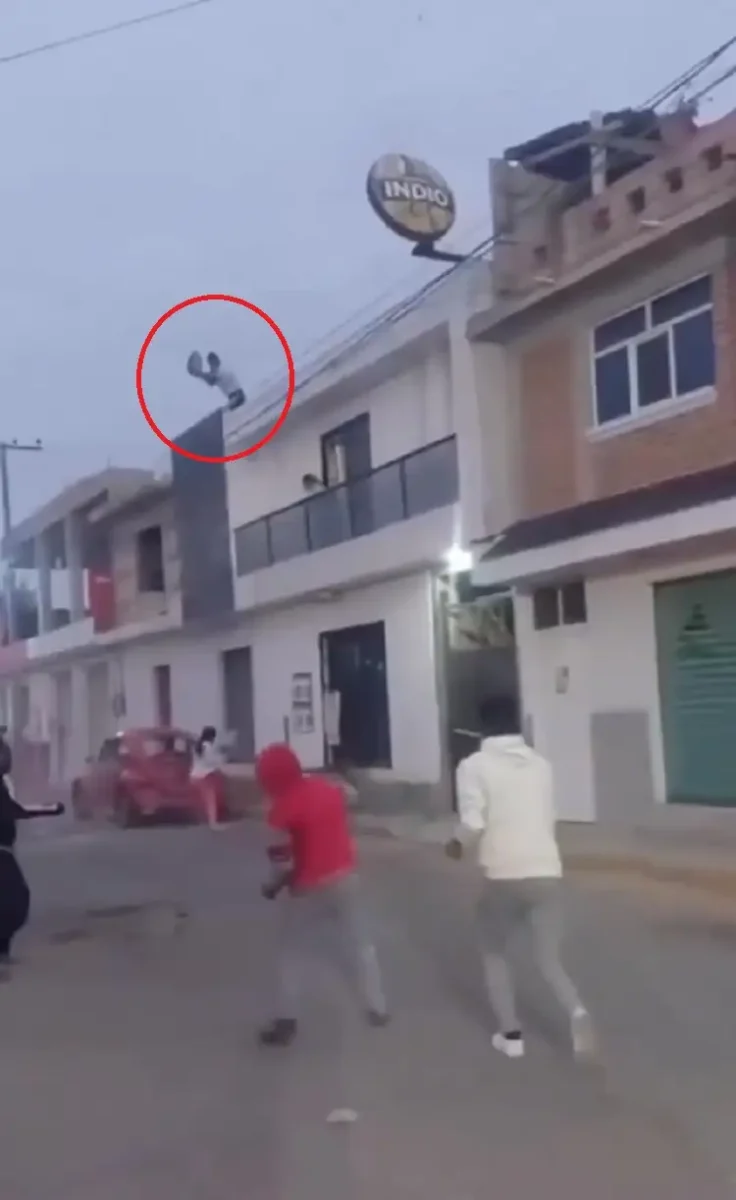(VIDEO) En riña en Santa María Zacatepec se agarran a pedradas