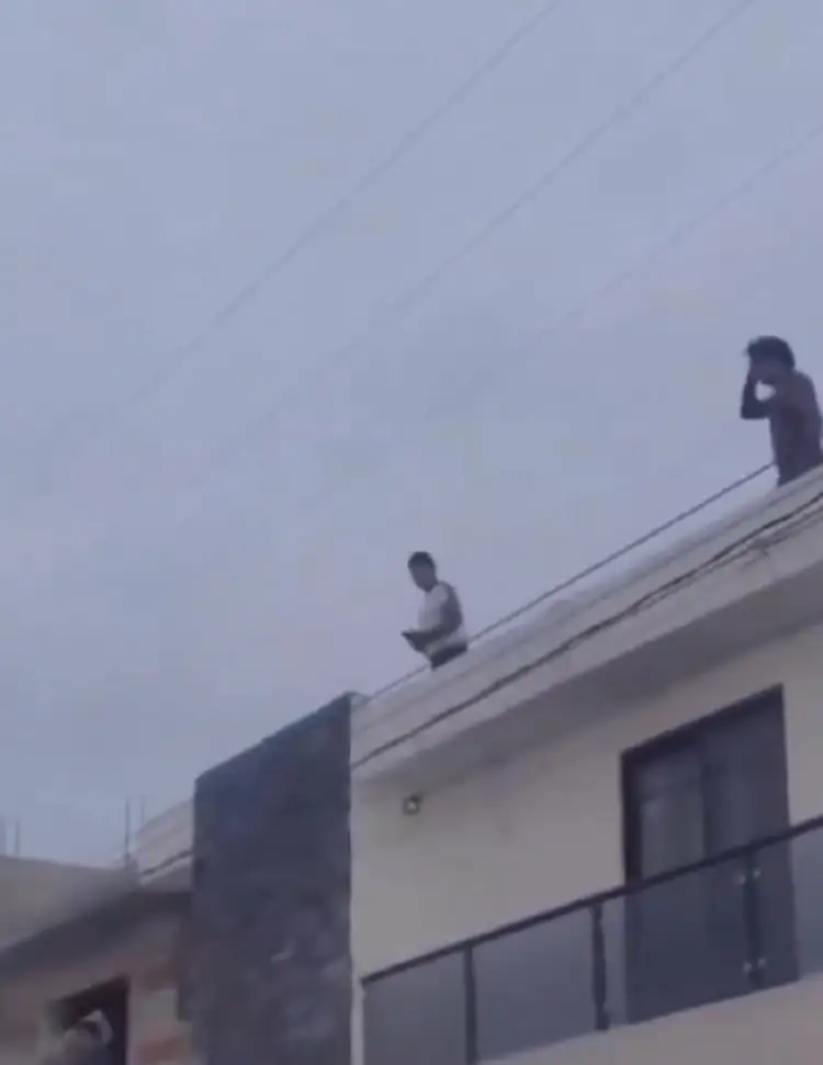 (VIDEO) En riña en Santa María Zacatepec se agarran a pedradas