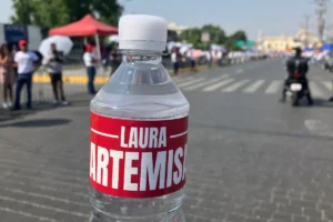 Secretaria de Bienestar se deslinda de botellas de agua Laura Artemisa