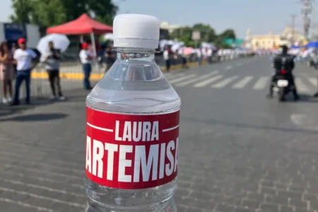 Secretaria de Bienestar se deslinda de botellas de agua Laura Artemisa